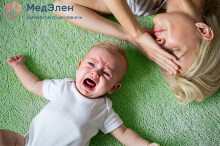 Девушка и младенец лежат на полу